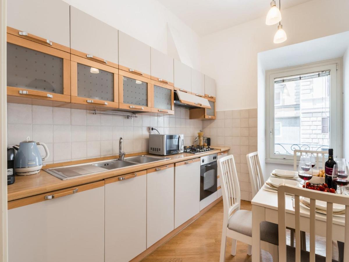 The Best Rent - Spacious Three-Bedroom Apartment Near The Colosseum Roma Esterno foto
