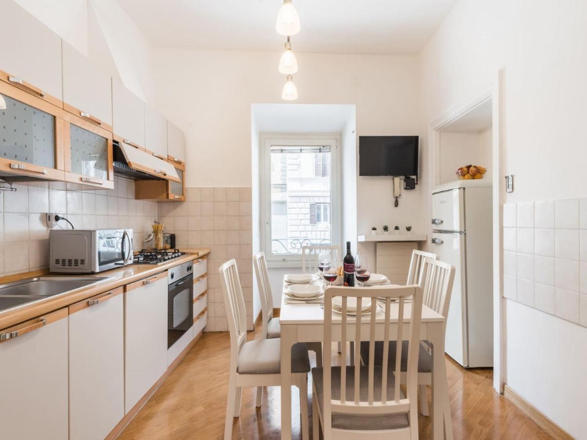 The Best Rent - Spacious Three-Bedroom Apartment Near The Colosseum Roma Esterno foto